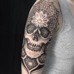 blackwork tattoo caveira skull pedro veloso pontilhismo mandala