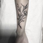 lyon fineline tattoo feminina blackwork flor botanico