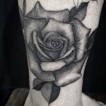 lyon rosa tattoo rose flor preto cinza realista realismo