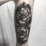 lyon rosa tattoo rose flor preto cinza realista realismo (2)